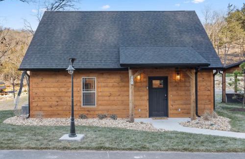 Hollister House | Cozy New Cabin w Free Local Attraction Tickets-Private Hot Tub- Community Indoor Pool