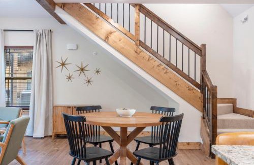 Hollister House | Cozy New Cabin w Free Local Attraction Tickets-Private Hot Tub- Community Indoor Pool