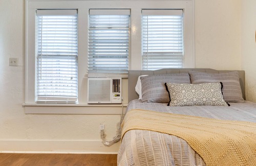 Norman Apartment | Cozy Norman Studio: Walk to OU + Campus Corner!