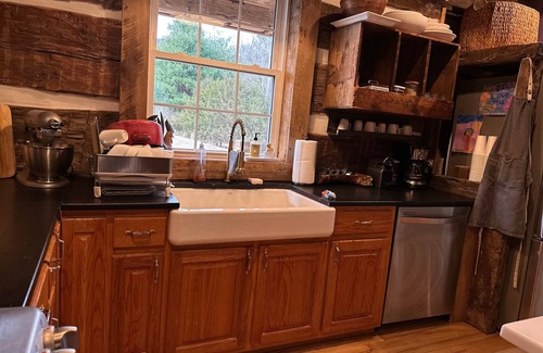 Williamsport Cabin | Cozy Oak & Ember Lodge