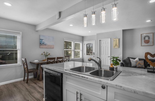 Santa Ana Heights House | Cozy OC Home - Near Disney, Beaches, Malls,.