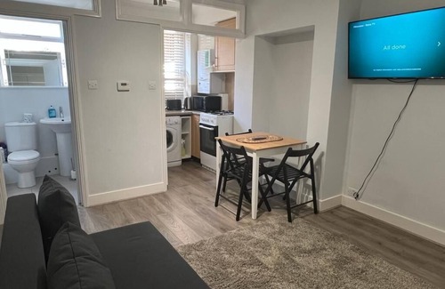 Turnham Green Apartment | Cozy one bedroom Flat with a double bed and Sofa bed for 2 local to tube station