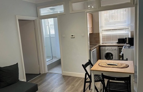Turnham Green Apartment | Cozy one bedroom Flat with a double bed and Sofa bed for 2 local to tube station