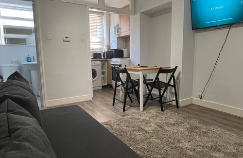 Turnham Green Apartment | Cozy one bedroom Flat with a double bed and Sofa bed for 2 local to tube station