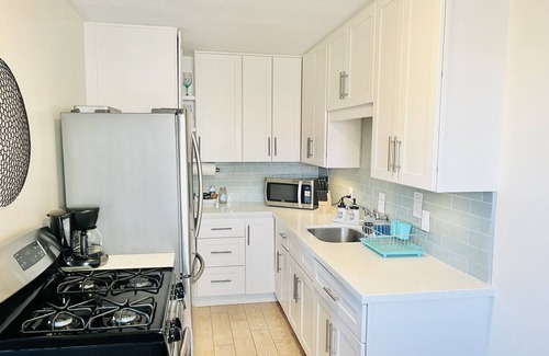 Pacific Beach Cottage | Cozy Pacific Beach Cottage w/Bikes, Private Yard & Entrance