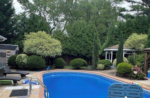 Annandale Cottage | Cozy paradise, full privacy, pool, gorgeous back yard, free parking!