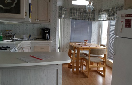 Ferryville House | Cozy Park Model On Pool 9