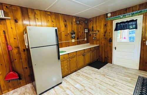 Branch Cabin | Cozy Peaceful 1 bedroom Cabin, that sleeps 6 - A perfect nature filled getaway.