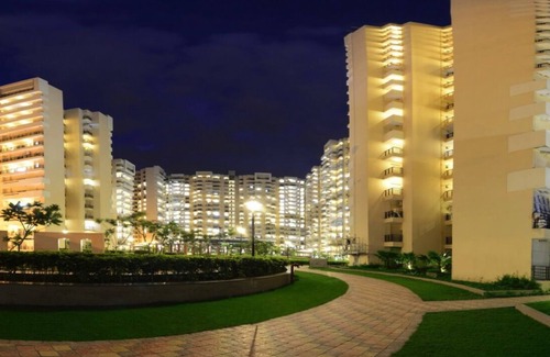 Noida Apartment | Cozy, Peaceful & Luxurious Stay
