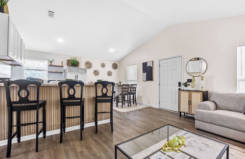 South Pensacola House | Cozy Pensacola Bungalow 10 Mins to Downtown Coffee Bar Hammocks + Karaoke