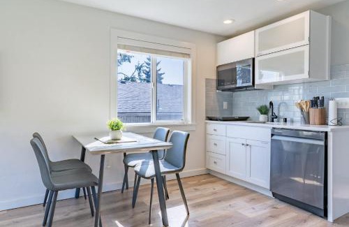 Greenwood House | Cozy Pet friendly Downstairs Retreat in Seattle