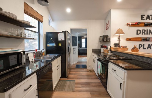 Quitman House | Cozy, Pet Friendly Home Steps from GFL