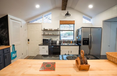 Quitman House | Cozy, Pet Friendly Home Steps from GFL