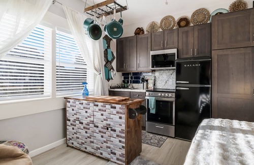 Old Southwest Apartment | Cozy Pet-Friendly Studio with AC and WiFi in Delightful Reno