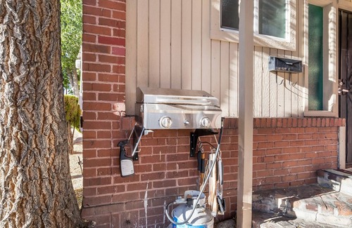 Old Southwest Apartment | Cozy Pet-Friendly Studio with AC and WiFi in Delightful Reno