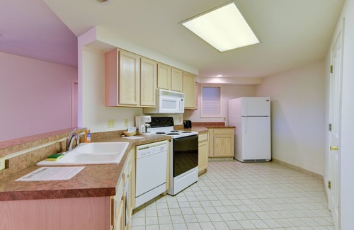 Pigeon Condo | Cozy Pigeon Getaway, Close to Public Beaches!