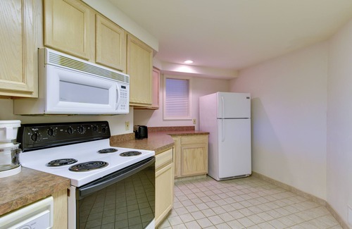 Pigeon Condo | Cozy Pigeon Getaway, Close to Public Beaches!
