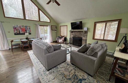 Tobyhanna House | Cozy Pocono Retreat in Golf Course Community with plenty of activities around.