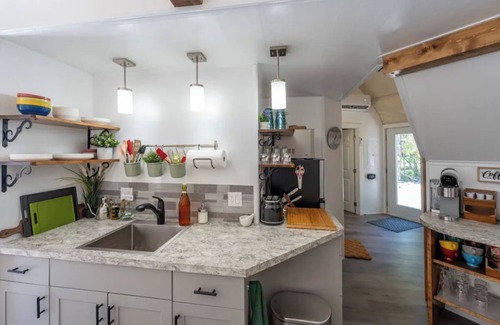 Clare Cottage | Cozy Point Retreat - Luxury, King Beds & Hot Tub