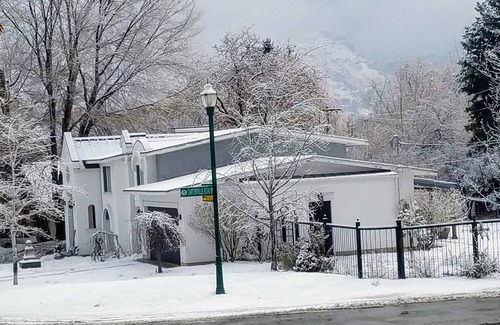 Hillcrest Apartment | Cozy Private Apartment with "Country Lane" Elegance in the Heart of Everything