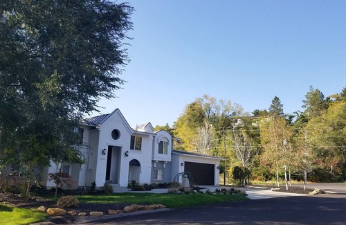 Hillcrest Apartment | Cozy Private Apartment with "Country Lane" Elegance in the Heart of Everything