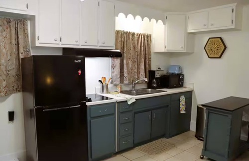 Southeast Pensacola Cottage | Cozy & Private Cottage - Perfect for Two