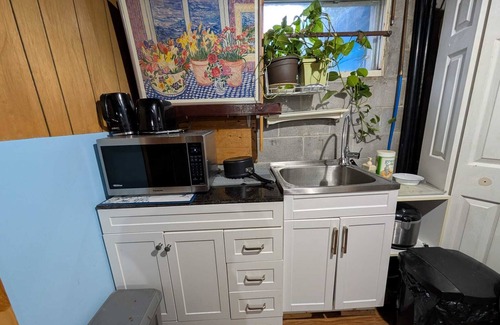 Peterborough House | Cozy Private Room, Very close to Hospital, College & University, Free Parking.