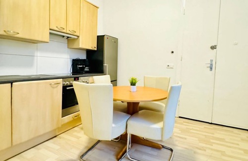 Grinzing Apartment | Cozy Private Room | Shared Flat Near FAC Platz