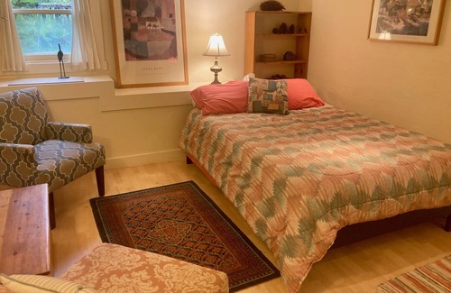 Lincoln Highlands Apartment | Cozy private studio in a safe, walkable neighborhood with a large back yard.