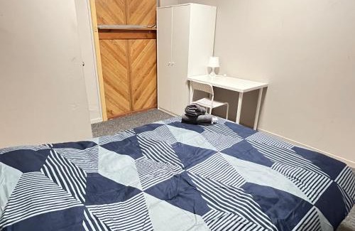 Pendle Hill House | Cozy Queen Room Next to Station and Shops - PH6