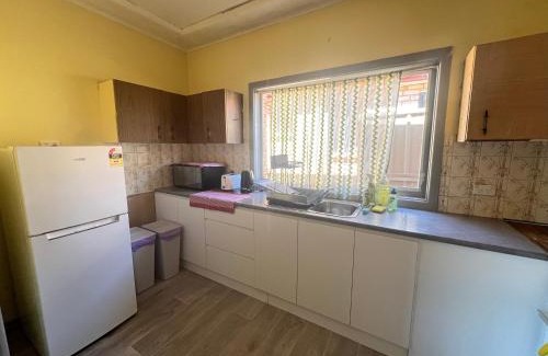 Pendle Hill House | Cozy Queen Room Next to Station and Shops - PH6