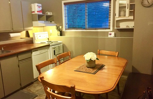 Oaklands Apartment | Cozy, Quiet 3 Bed Pearl Garden Suite Fully Furnished, All Inclusive with Parking