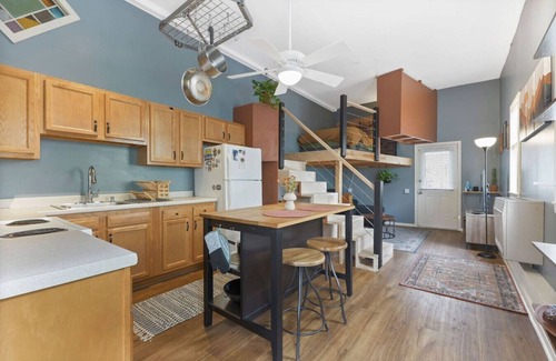 Suffield Apartment | Cozy Quiet Loft by Airport, Hospitals & Cities