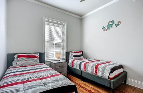 Lincolnville Apartment | Cozy Quiet St Augustine Private Condo - 2bed, 1 bath, Sleeps 6, Steps to Historic St Augustine Center & All Tourist Attractions, Restaurants, Cafes, Backyard, Porch