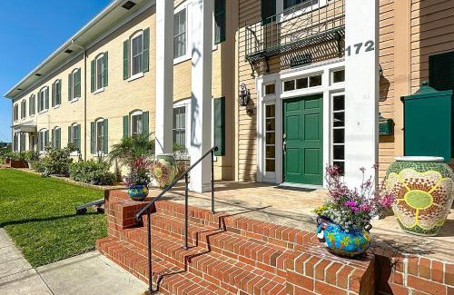 Lincolnville Apartment | Cozy Quiet St Augustine Private Condo - 2bed, 1 bath, Sleeps 6, Steps to Historic St Augustine Center & All Tourist Attractions, Restaurants, Cafes, Backyard, Porch