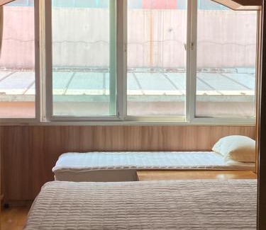 Wujiaochang Apartment | Cozy Quiet Traditional Chinese double Room in Central Shanghai Near Hongqiao Pud'ong Airports Sleeps up to 1-5