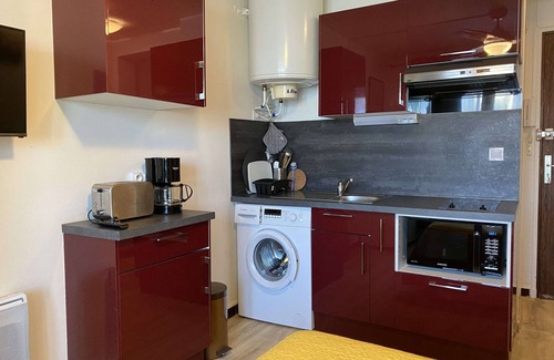 Balaruc-les-Bains Apartment | Cozy Renovated Studio with Loggia in Balaruc-les-Bains, 2-Star Rated, Free WiFi