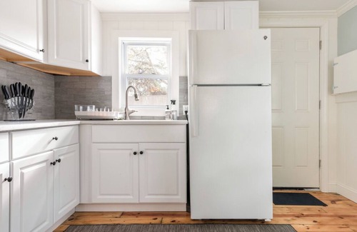 South Chatham House | Cozy renovated classic Cape cottage a short walk to Forest Beach