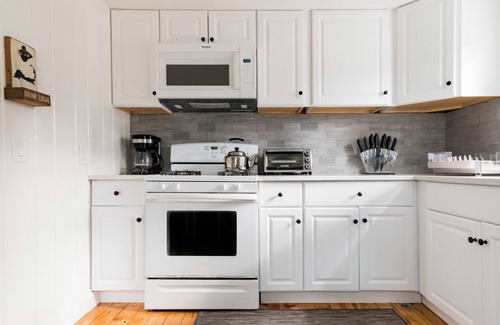 South Chatham House | Cozy renovated classic Cape cottage a short walk to Forest Beach