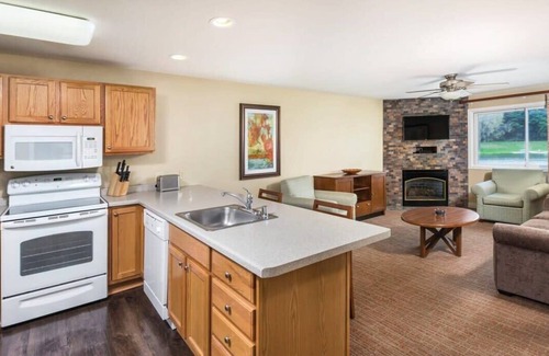Hanover Condo | Cozy Retreat: 1BR King Suite @ Wyndham Tamarack