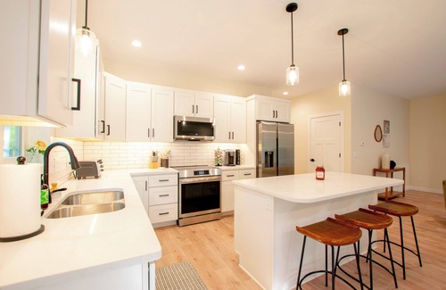 Lake Ann House | Cozy Retreat ~ Fall Views ~ Firepit ~ Lake Access