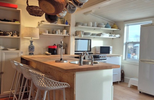 Port Williams Cottage | Cozy retreat in Annapolis Valley wine country with hot tub.