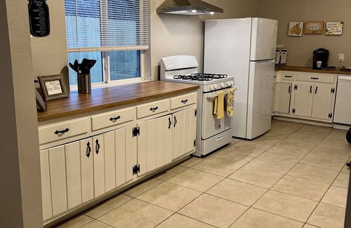 San Antonio House | Cozy Retreat New Hot Tub Lackland SeaWorld SixFlags Riverwalk