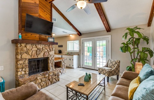 San Antonio House | Cozy Retreat New Hot Tub Lackland SeaWorld SixFlags Riverwalk