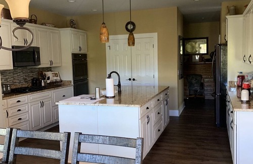 Franklin House | Cozy retreat with swimming pool nestled among Mountain Laurels.