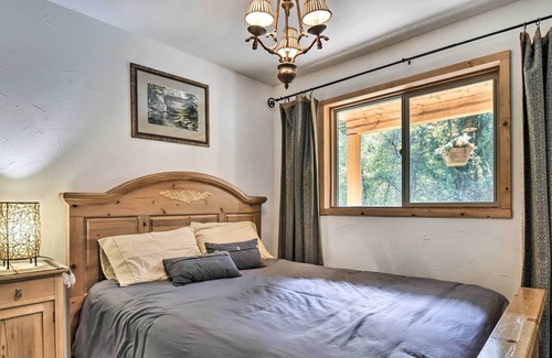 Mount Hood Village Cottage | Cozy Rhododendron Cabin: Hike & Ski Nearby!