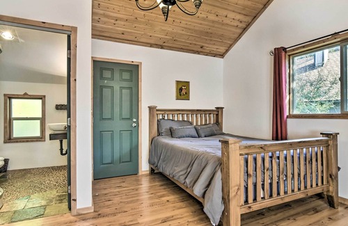 Mount Hood Village Cottage | Cozy Rhododendron Cabin: Hike & Ski Nearby!