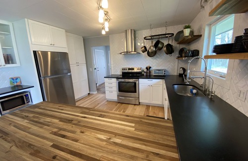 Buena Vista House | Cozy River Side Home, Barrel Sauna, Wood Burning Stove and Fire Pit