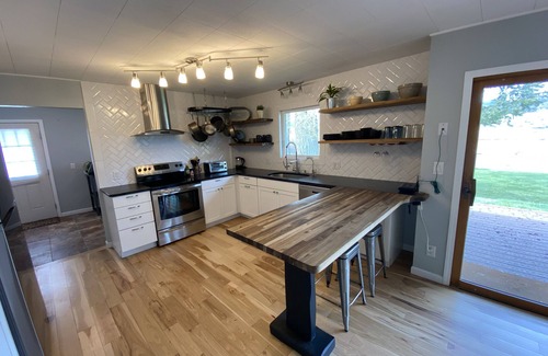 Buena Vista House | Cozy River Side Home, Barrel Sauna, Wood Burning Stove and Fire Pit