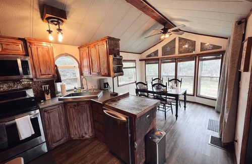 Lakehills Cottage | Cozy Riverfront Cottage-Casa Avecita @ SparrowBend